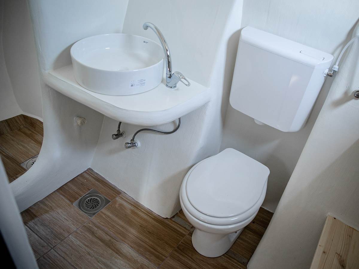Svetlo kupatilo Kućice Brod sa umivaonikom i toaletom